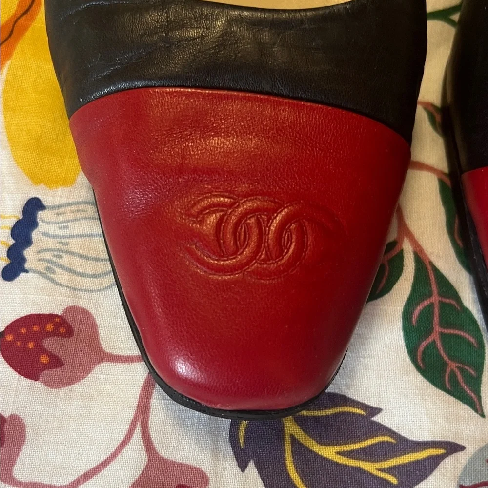 Vintage Black and Red Heels - Picture 4 of 6